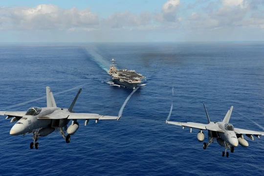 Chiến đấu cơ xuất kích từ tàu sân bay Mỹ