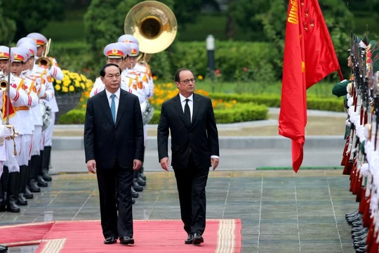 Chủ tịch nước Trần Đại Quang và Tổng thống Pháp Francois Hollande duyệt đội danh dự
