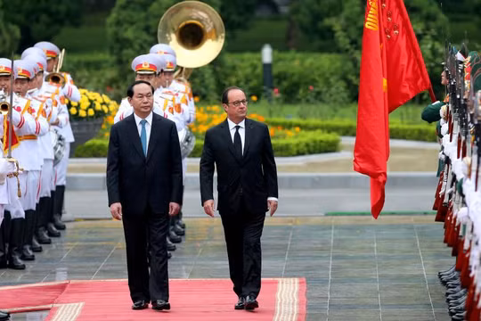 Chủ tịch nước Trần Đại Quang và Tổng thống Pháp Francois Hollande duyệt đội danh dự