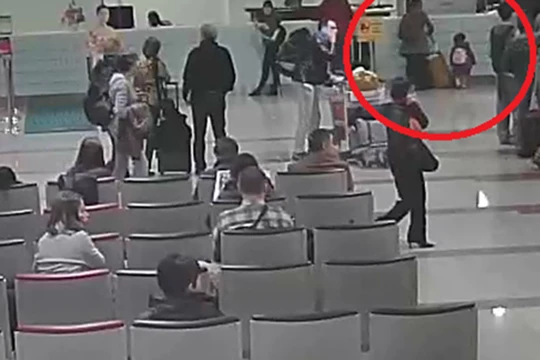 Trang Facebook của sân bay Nội Bài đưa hình ảnh cắt từ clip camera - Ảnh: Nội Bài