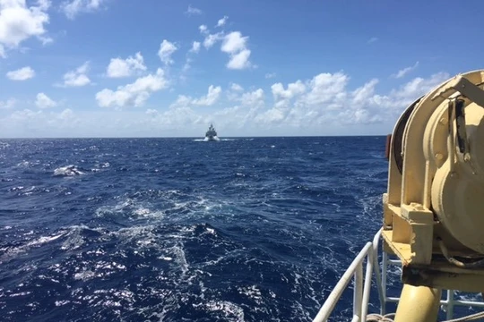 Tàu hải cảnh của Trung Quốc đang vây ép tàu Hải Đăng 05 - Ảnh do thuyền viên tàu Hải Đăng 05 cung cấp