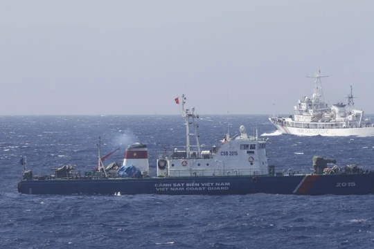 Tàu cảnh sát biển Việt Nam và tàu hải cảnh Trung Quốc ở vùng biển Hoàng Sa