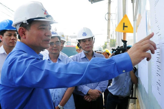 Bộ trưởng Bộ GTVT Trương Quang Nghĩa kiểm tra công tác thi công cầu Ghềnh mới - Ảnh: A Lộc