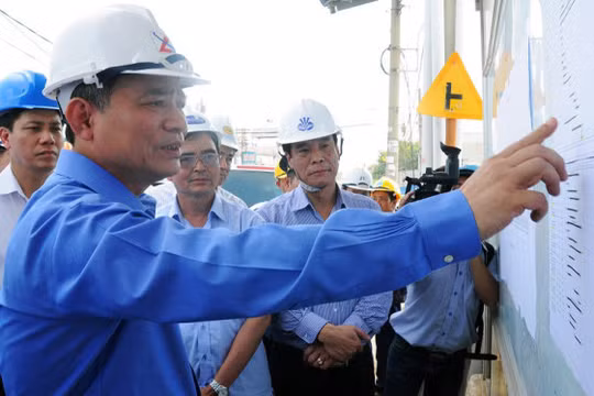 Bộ trưởng Bộ GTVT Trương Quang Nghĩa kiểm tra công tác thi công cầu Ghềnh mới - Ảnh: A Lộc