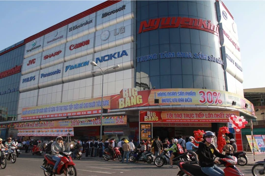 Nguyễn Kim đang đứng vị trí số 1 ở thị trường bán lẻ điện máy Việt Nam .