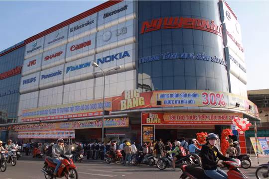 Nguyễn Kim đang đứng vị trí số 1 ở thị trường bán lẻ điện máy Việt Nam .