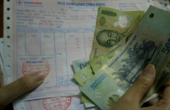Hóa đơn tiền điện của các hộ gia đình sử dụng điện tăng cao so với tháng trước đó.