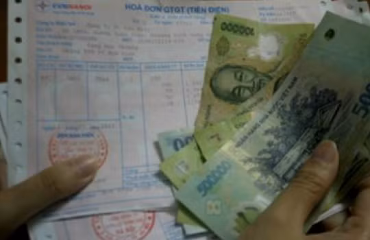 Hóa đơn tiền điện của các hộ gia đình sử dụng điện tăng cao so với tháng trước đó.