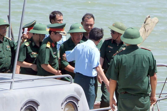 Các đồng đội đón phi công Nguyễn Hữu Cường trở về