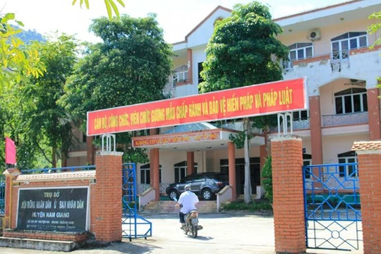 Trụ sở khang trang của huyện nghèo đòi xây trung tâm hành chinh 100 tỉ