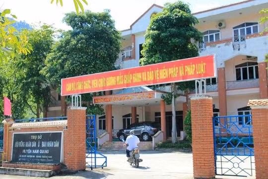 Trụ sở khang trang của huyện nghèo đòi xây trung tâm hành chinh 100 tỉ