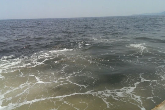 Vệt nước khác thường trên vùng biển Kỳ Xuân - Hà Tĩnh - Ảnh: Cơ quan chức năng cung cấp