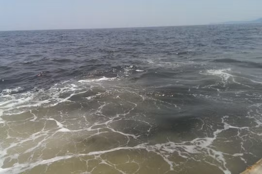 Vệt nước khác thường trên vùng biển Kỳ Xuân - Hà Tĩnh - Ảnh: Cơ quan chức năng cung cấp