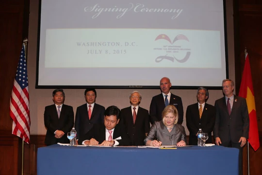 Tổng bí thư Nguyễn Phú Trọng chứng kiến lễ ký thỏa thuận tài trợ giữa Tập đoàn Phú Cường và Cơ quan Phát triển Thương mại Hoa Kỳ nhằm tài trợ dự án điện gió tại Trụ sở Phòng Thương mại Hoa Kỳ (USCC) ở Thủ đô Washington D.C. chiều 8-7 theo giờ địa phương. 