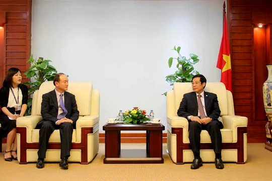 Bộ trưởng Nguyễn Bắc Son (phải) tiếp TGĐ Tổ hợp Samsung VN Han Myoung Sup. Ảnh: Giang Phạm