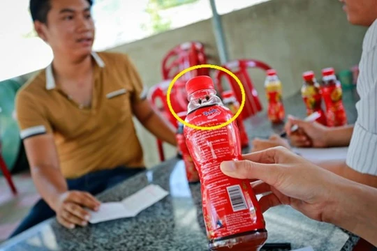 Ông Nguyễn Tiến Sâm (bìa trái) làm việc tại quán Hữu Nghị về việc sáu chai Dr Thanh kém chất lượng 