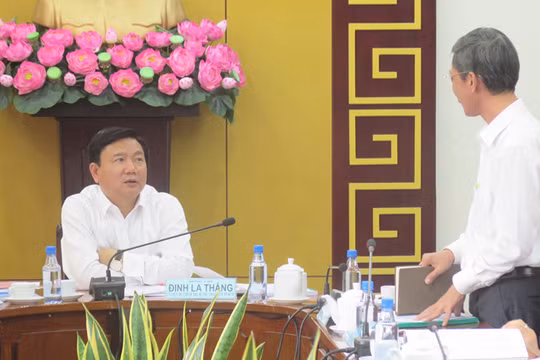 Bí thư Quận ủy Q.1 Huỳnh Thanh Hải đang báo cáo tình hình kinh tế ở Q.1 với Bí thư Thành ủy TP.HCM Đinh La Thăng - Ảnh: Trung Hiếu