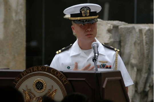 Edward C. Lin phát biểu trước các bạn đồng liêu trong một buổi lễ năm 2008 ở Honolulu - Ảnh: usni.org