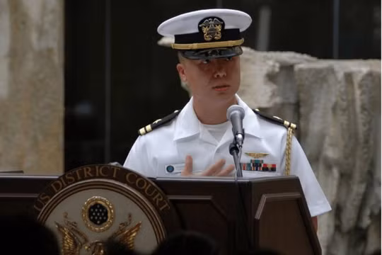 Edward C. Lin phát biểu trước các bạn đồng liêu trong một buổi lễ năm 2008 ở Honolulu - Ảnh: usni.org