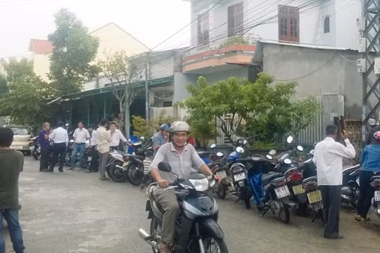 Người dân địa phương quan tâm đến trường hợp tử vong của ông Lực sau khi thi thể đưa về nhà riêng - Ảnh: Hứa Xuyên Huỳnh