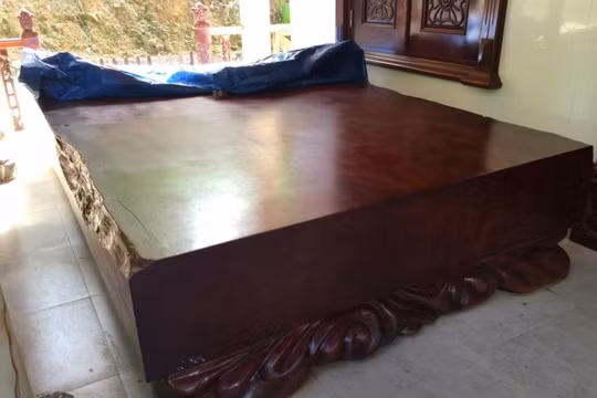 Phản gỗ quý nguyên khối cực kỳ hiếm thấy