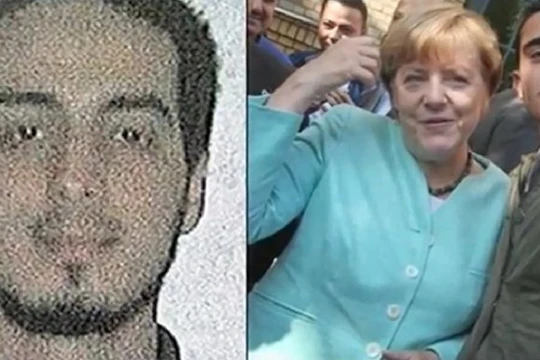 Bà Merkel chụp với người được cho là chiến binh đánh bom tự sát 