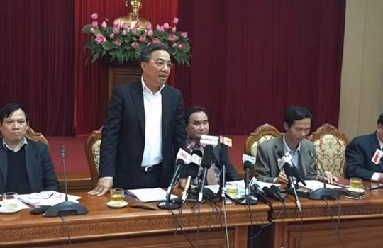 Ông Vũ Văn Viện - Giams đốc Sở GTVT Hà Nội (đứng) trả lời báo chí.