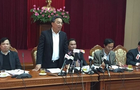 Ông Vũ Văn Viện - Giams đốc Sở GTVT Hà Nội (đứng) trả lời báo chí.