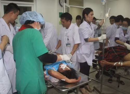 Các y bác sĩ đang chăm sóc cho các nạn nhân vụ sập giàn giáo 