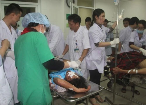 Các y bác sĩ đang chăm sóc cho các nạn nhân vụ sập giàn giáo 