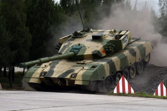 Một xe tăng hiện đại của Trung Quốc đang vượt vật cản, ngày 22/7/2014 (GREG BAKER/AFP/Getty Images)