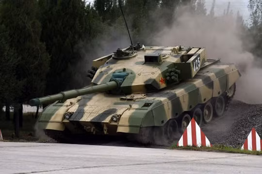 Một xe tăng hiện đại của Trung Quốc đang vượt vật cản, ngày 22/7/2014 (GREG BAKER/AFP/Getty Images)