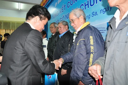 Ông Võ Công Chánh tặng quà cho các nhân chứng Hoàng Sa chiều 19-1-2015 - Ảnh: Tấn Vũ