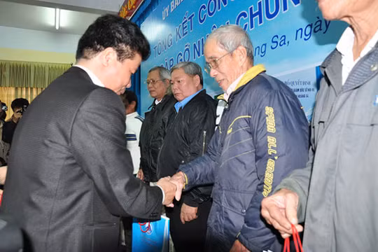 Ông Võ Công Chánh tặng quà cho các nhân chứng Hoàng Sa chiều 19-1-2015 - Ảnh: Tấn Vũ