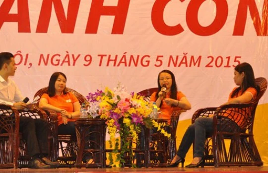 Bà Chu Thị Thanh Hà, Chủ tịch HĐQT FPT Telecom đang chia sẻ tại chương trình FPT CEO talk