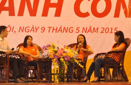 Bà Chu Thị Thanh Hà, Chủ tịch HĐQT FPT Telecom đang chia sẻ tại chương trình FPT CEO talk