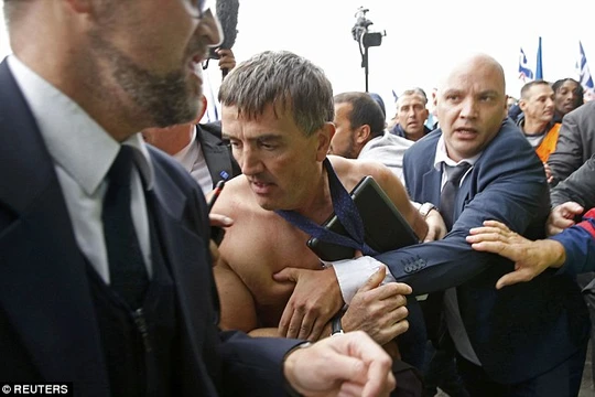 Ông Pierre Plissonnier bị xé rách tan quần áo