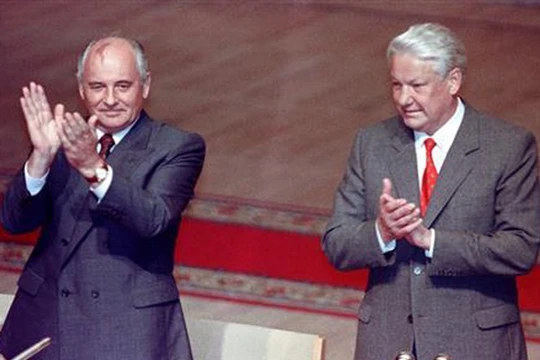 Tổng thống Nga Boris Yeltsin (phải) và Tổng thống Liên Xô Mikhail Gorbachev tại cuộc họp Xô viết tối cao Liên bang Nga ngày 23.8.1991 - Ảnh: Reuters