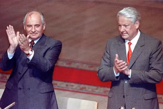 Tổng thống Nga Boris Yeltsin (phải) và Tổng thống Liên Xô Mikhail Gorbachev tại cuộc họp Xô viết tối cao Liên bang Nga ngày 23.8.1991 - Ảnh: Reuters