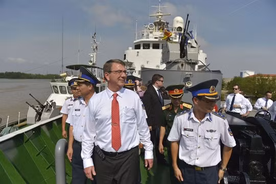 Bộ trưởng Quốc phòng Mỹ Ash Carter thăm tàu cảnh sát biển Việt Nam năm 2015