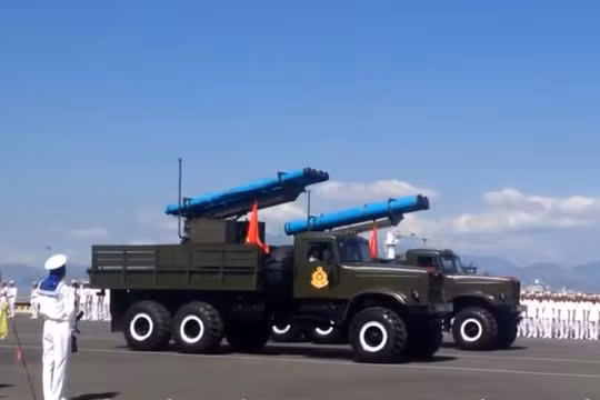Tên lửa Extra của hải quân Việt Nam trong lễ diễu binh ngày truyền thống lực lượng hải quân nhân dân