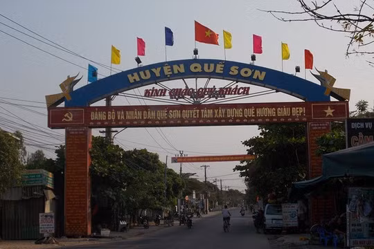 Huyện Quế Sơn đang "nóng" với vụ việc gà "nông thôn mới" đi vào nhà cán bộ xã.