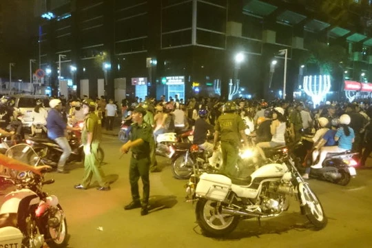 Hàng chục cảnh sát hình sự, 113, công an… vất vả khi giải tán đám đông kéo thành từng đoàn, hò hét để cổ vũ hai cô gái “giải quyết” mâu thuẫn - Ảnh: Đức Thanh