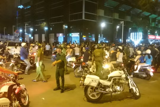 Hàng chục cảnh sát hình sự, 113, công an… vất vả khi giải tán đám đông kéo thành từng đoàn, hò hét để cổ vũ hai cô gái “giải quyết” mâu thuẫn - Ảnh: Đức Thanh