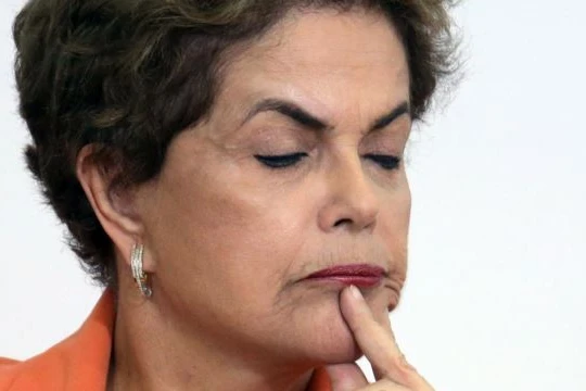 Tổng thống Rousseff tố cáo các đối thủ chính trị của bà trong đó có Phó Tổng thống Michel Temer âm mưu đảo chính. 