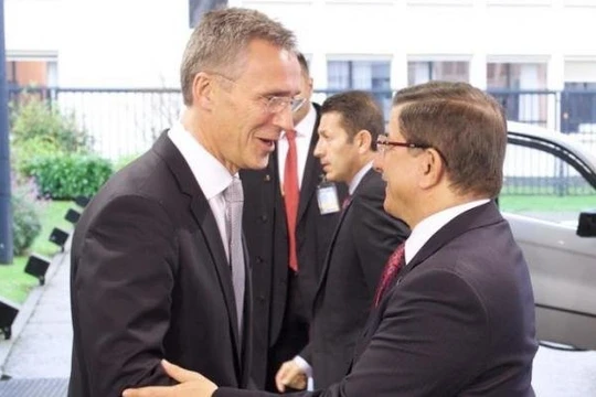 Đại diện Nga ngày 1-12 tố NATO bao che Thổ Nhĩ Kỳ trong vụ bắn rơi Su-24. Trong ảnh: Tổng thư ký NATO Jens Stoltenberg (trái) và Thủ tướng Thổ Nhĩ Kỳ Ahmet Davutoglu tại cuộc gặp ngày 30-11 - Ảnh: NATO