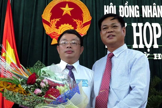 Ông Huỳnh Tấn Việt, Bí thư Tỉnh ủy Phú Yên (phải) trao hoa, chúc mừng tân Chủ tịch UBND tỉnh Phú Yên Hoàng Văn Trà - Ảnh: Đức Huy