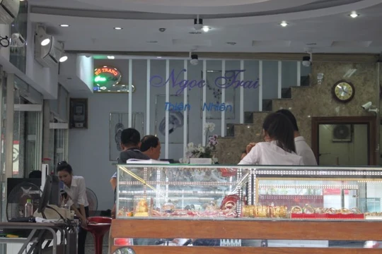 Hoạt động giao dịch tại tiệm vàng Ngọc Phát - Ảnh: Tiểu Thiên