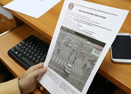 Hình ảnh được in ra gửi kèm theo giấy mời chủ phương tiện lên nộp phạt. Ảnh: Bá Đô