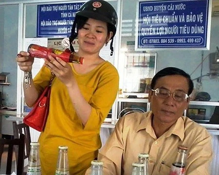 Người dân đem bằng chứng nước giải khát bất bình thường đến báo cho Hội Bảo vệ người tiêu dùng huyện Cái Nước, Cà Mau.